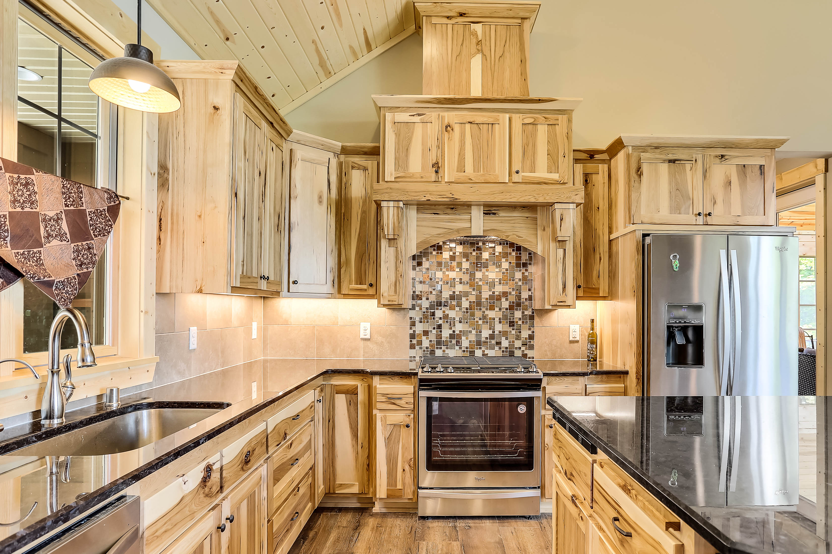 Lake Sylvia Cabin Granite Counters & Modern Appliances